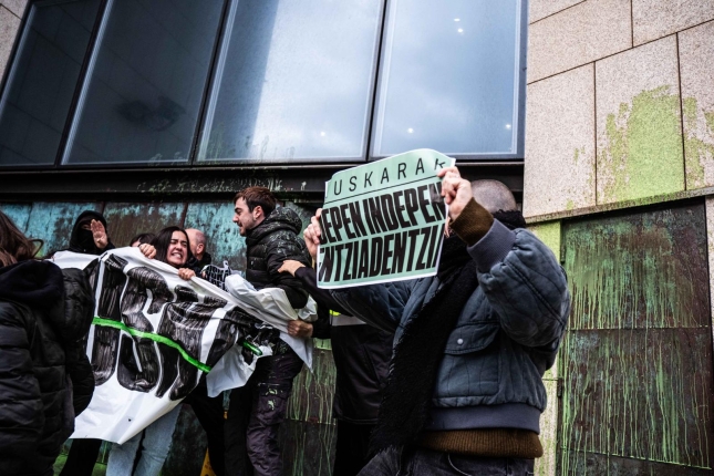 (ID_17647715716515) (/EZEZAGUNA) EUSKARAREN EGUNA. Ernairen protesta euskararen aurkako oldarraldia salatzeko (ID_17647715716515) (/EZEZAGUNA) EUSKARAREN EGUNA. Ernairen protesta euskararen aurkako oldarraldia salatzeko