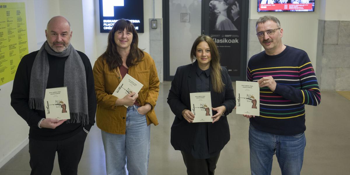 Joxean Fernandez, Gentzane Martinez de Osaba, Iratxe Fresneda eta Josemi Beltran 'Dena egiteke dago, zinema tirokatu' liburuaren aurkezpenean. JON URBE / FOKU