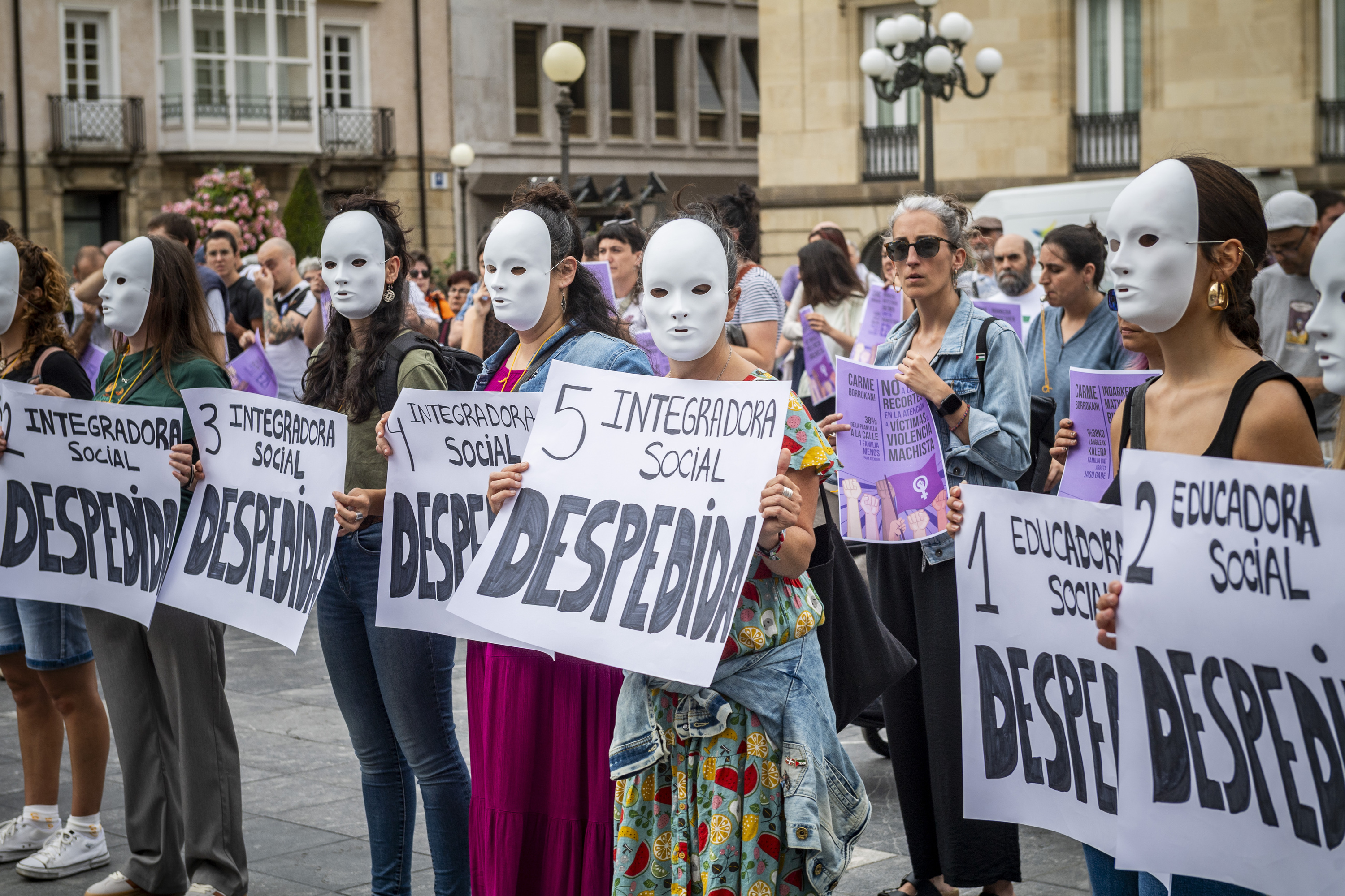 Arabako Indarkeria matxistaren arreta zerbitzuan izandako murrizketak salatzeko elkarretaratze bat uztailean. JAIZKI FONTANEDA / FOKU
