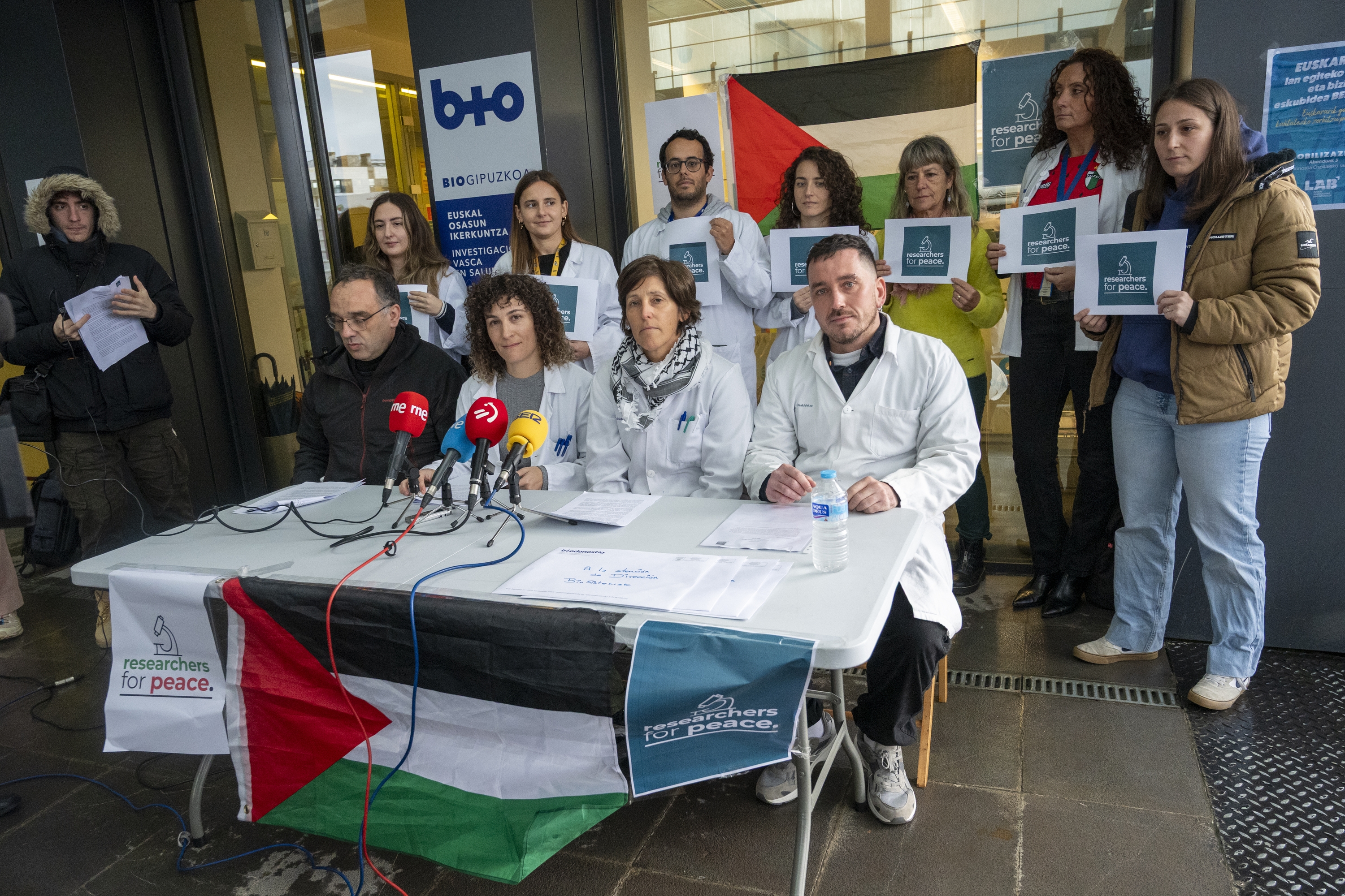 Researchers for Peace (R4P) ikertzaileen taldeak gaur Donostian eman duten prentsaurrekoan. GORKA RUBIO / FOKU