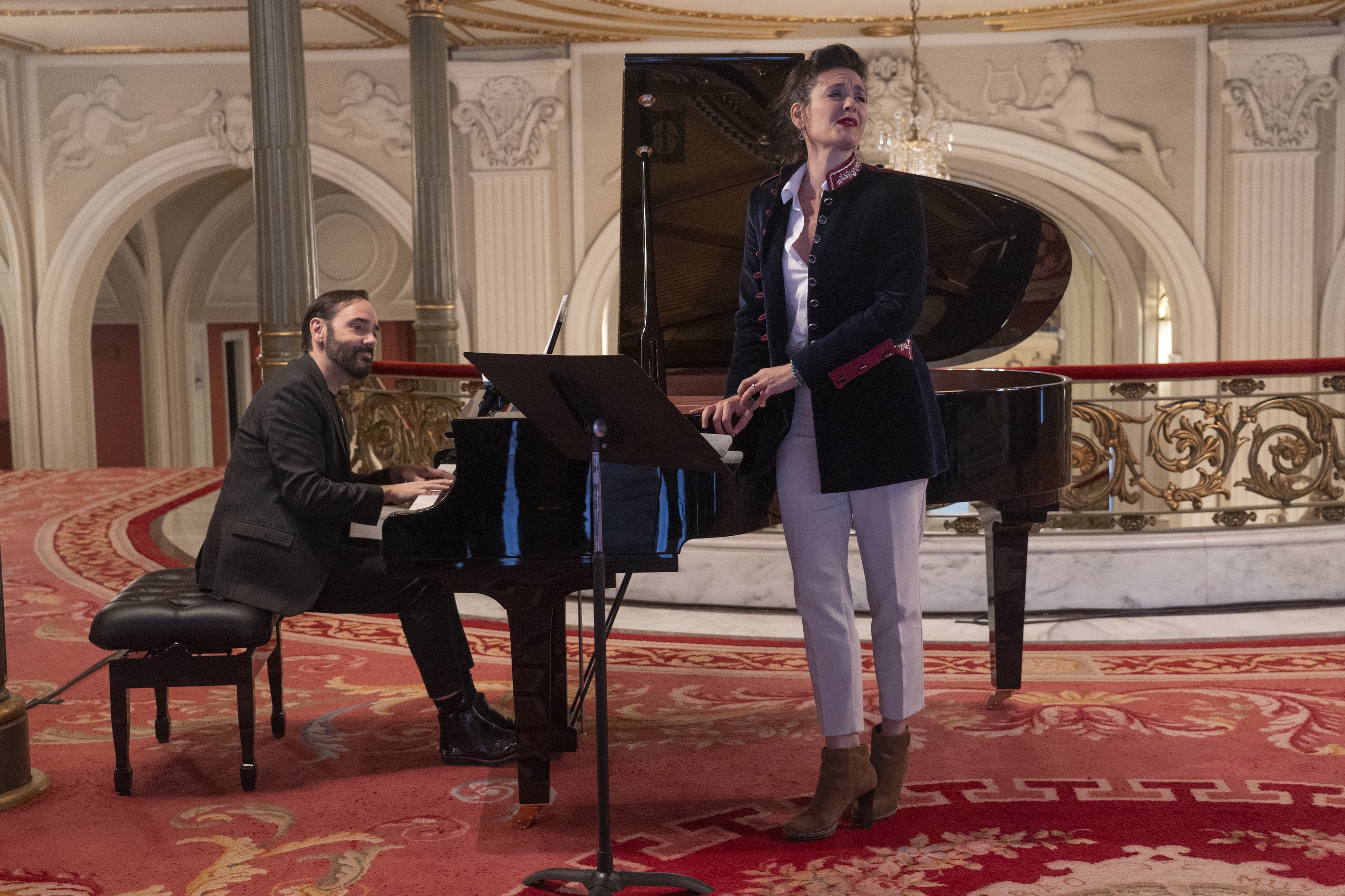 Ruben Fernandez Agirre eta Vanessa Goikoetxea, Andres Isasiren musika biltzen duen diskoaren aurkezpenean, Bilbon. MONIKA DEL VALLE / FOKU