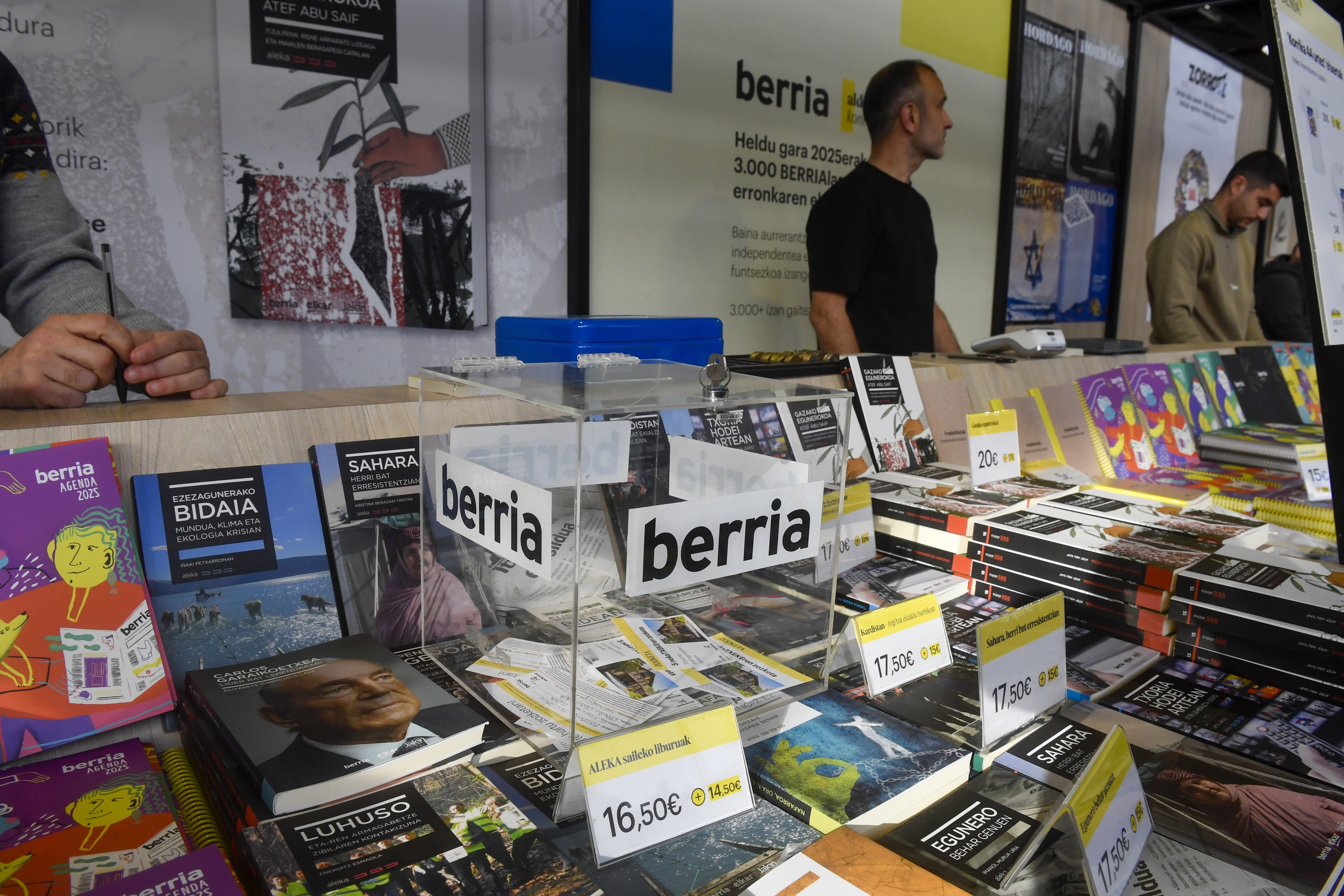 BERRIAren erakusmahaia, iaz, Durangoko Landakon. GORKA RUBIO / FOKU