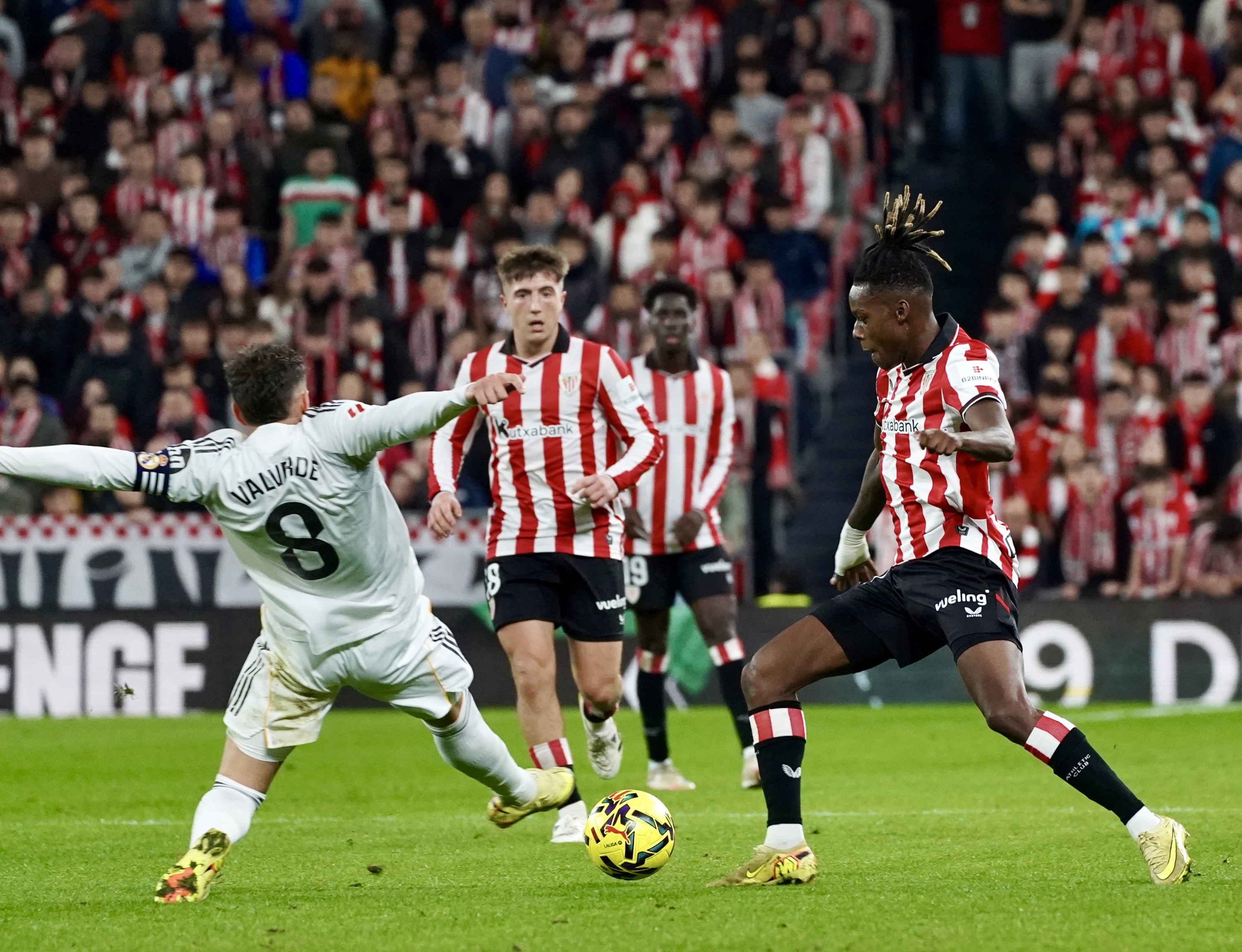 Athleticeko Nico Williams eta Jauregizar Valverderekin lehiatzen. MONIKA DEL VALLE / FOKU