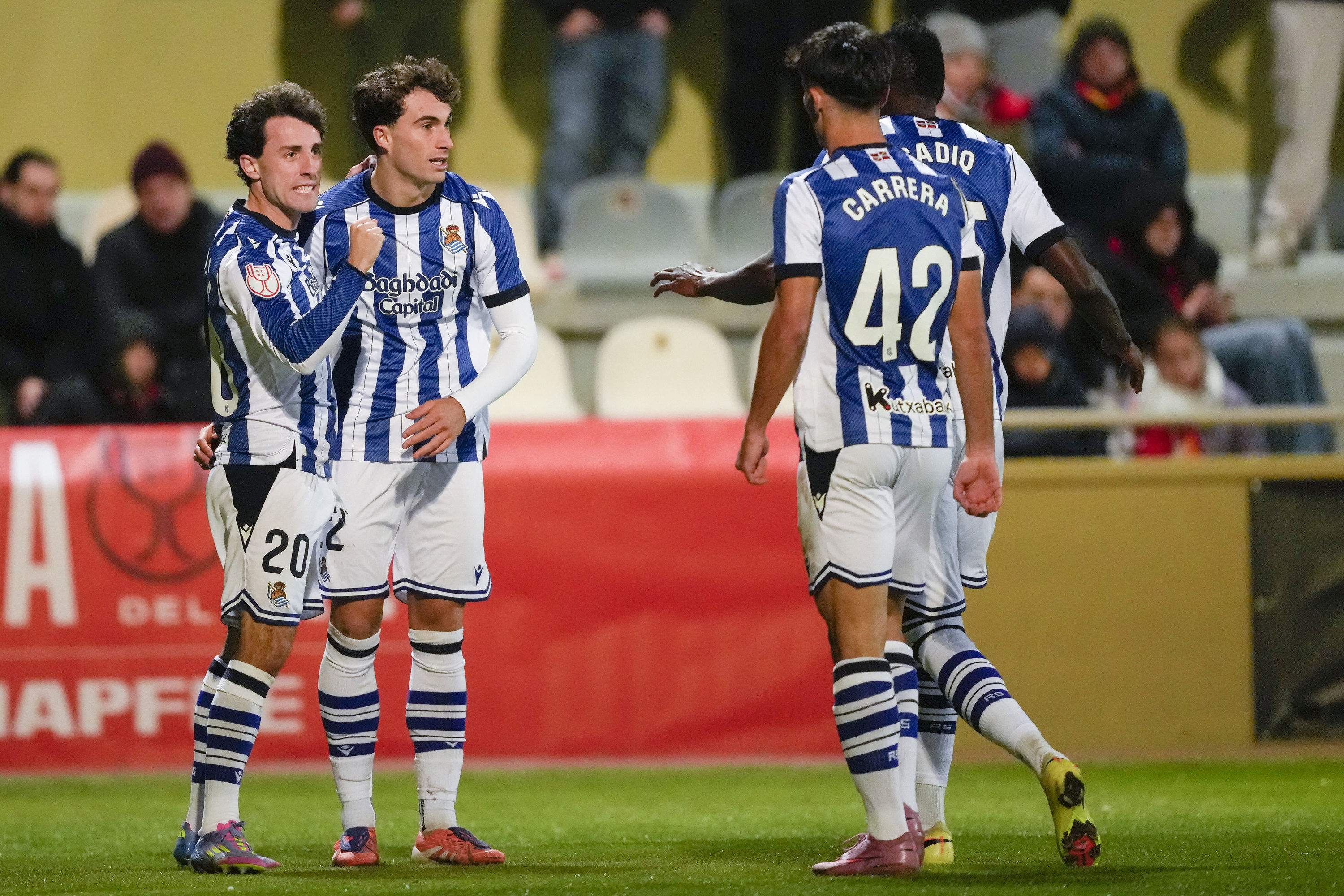 Realeko jokalariak Gotik sartutako gola ospatzen. ALEJANDRO GARCIA / EFE