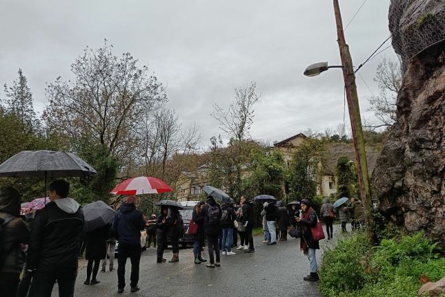 Ertzaintzaren auto bat eta herritarrak Martutenen hustekoak diren eraikinaren inguruan, gaur. BERRIA Ertzaintzaren auto bat eta herritarrak Martutenen hustekoak diren eraikinaren inguruan, gaur. BERRIA