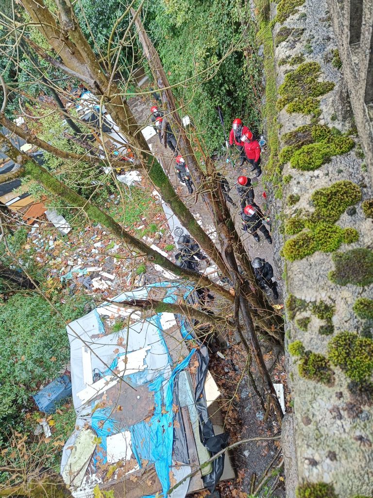 Polizia eraikinaren inguruan dauden txabolak miatzen, gaur. BERRIA
