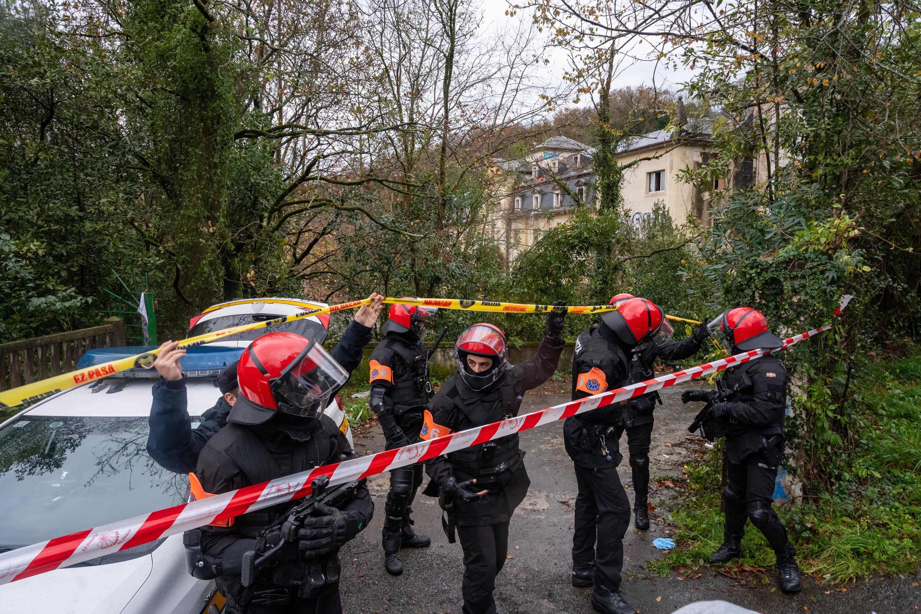 Polizia eraikinaren inguruan, gaur goizean. GORKA RUBIO / FOKU