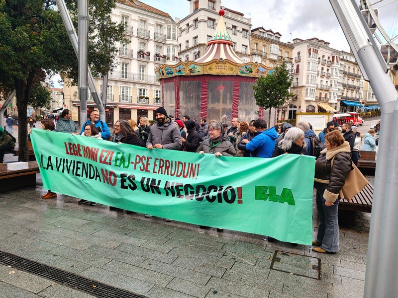 ELAk etxebizitzaren arloko legea salatzeko egin duen elkarretaratzea, gaur goizean, Gasteizen. ELA