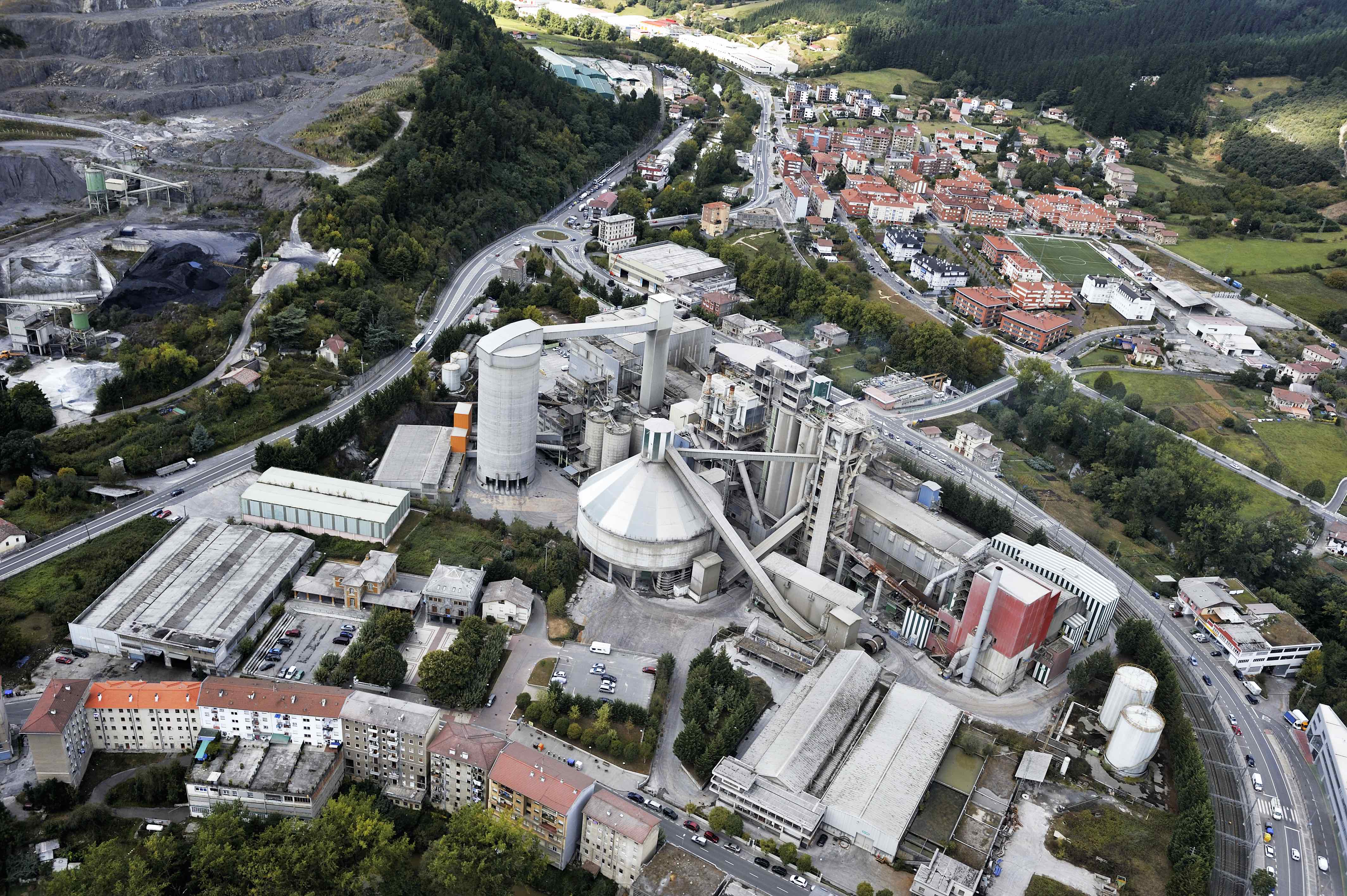 Lemoako Cementos Lemona fabrika, artxiboko irudi batean. MIKEL ARRAZOLA