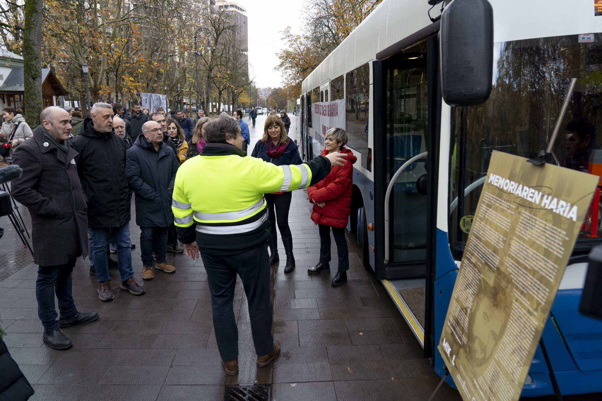Mikel Zabalzaren omenezko autobusa igandera arte egongo da Iruñean