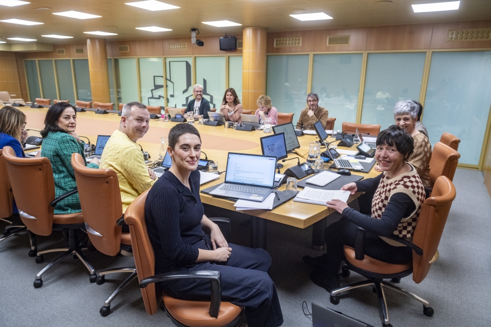 Jone Hernandez eta Bea Narbaiza Nor taldeko ikerlariak, legebiltzarrean Jone Hernandez eta Bea Narbaiza Nor taldeko ikerlariak, legebiltzarrean