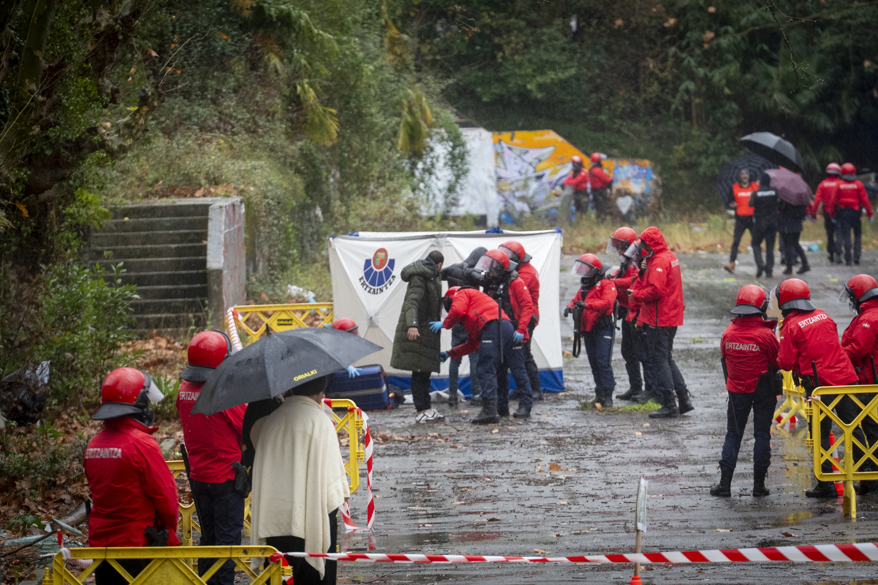 Ertzainak, migratzaile bat miatzen. GORKA RUBIO / FOKU