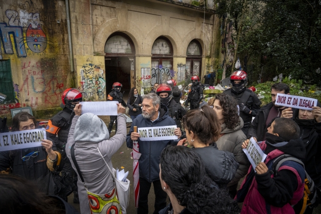 Zenbait gizarte taldetako ordezkariek protesta egin dute eraikinaren aurrean. GORKA RUBIO / FOKU