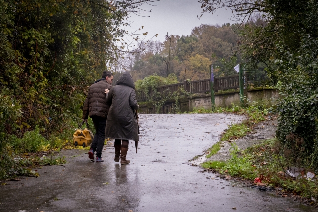 Migratzaileetako bat, azken orduan trasteak hartu, eta kalera bidean. GORKA RUBIO / FOKU