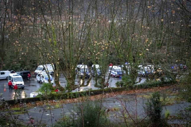 Ertzaintzaren furgoneta batzuk. Hamabost joan dira gaur goizean Martutenera. GORKA RUBIO / FOKU