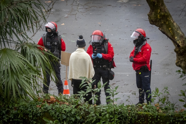 Ertzainak, agustindarren eraikin zaharreko migratzaile batekin. GORKA RUBIO / FOKU