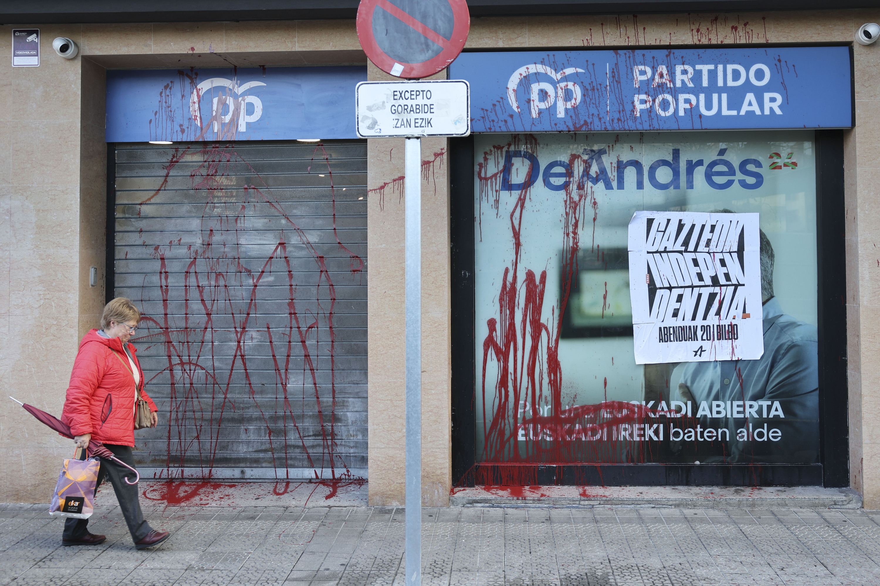 Bilboko PPren egoitza, pintatuta. LUIS TEJIDO / EFE