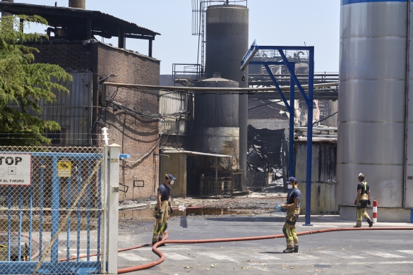 Suak erabat kiskali zuen Arriaga industrialdeko fabrika. L. RICO / EFE Suak erabat kiskali zuen Arriaga industrialdeko fabrika. L. RICO / EFE