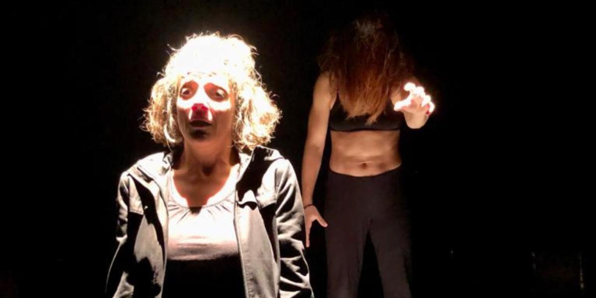 'Igogailua' antzezlanaren eszena bat. Aiora Sedano aurrean eta Leire Ormazabal atzean. FABRICA DE BRUJAS SORMEN KOLEKTIBOA