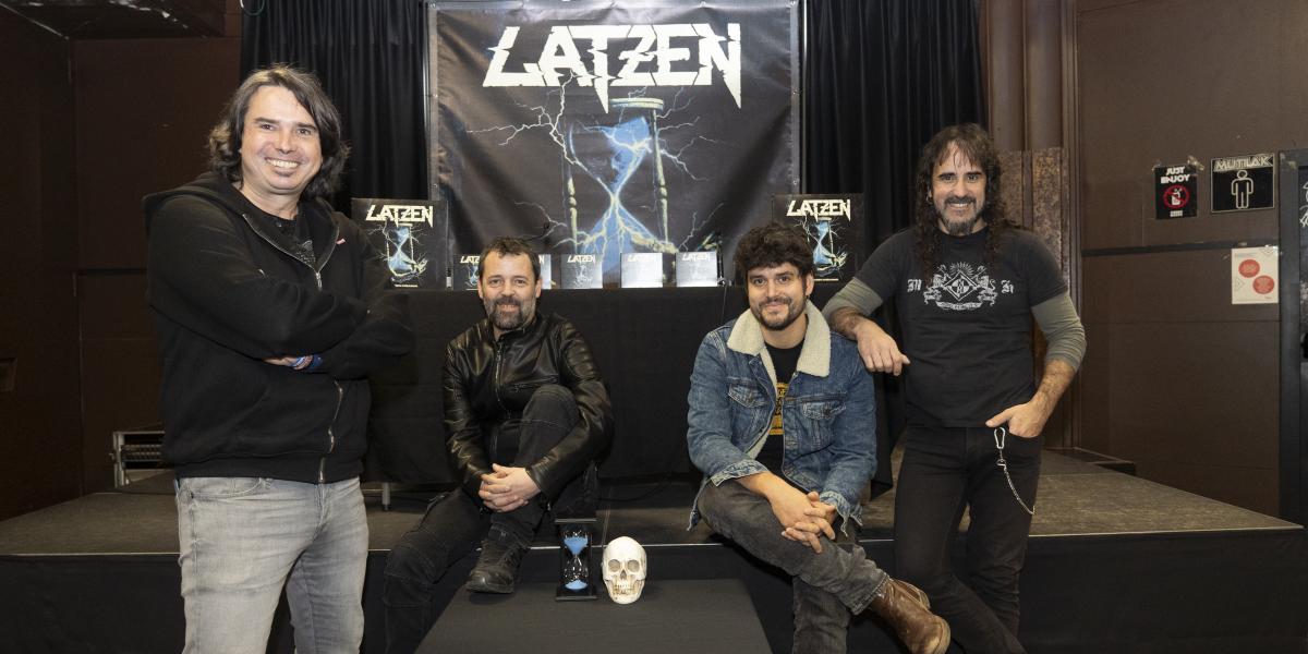 Latzen taldeko kideak, 'Denboraren orbainak' diskoaren aurkezpenean. MONIKA DEL VALLE / FOKU 