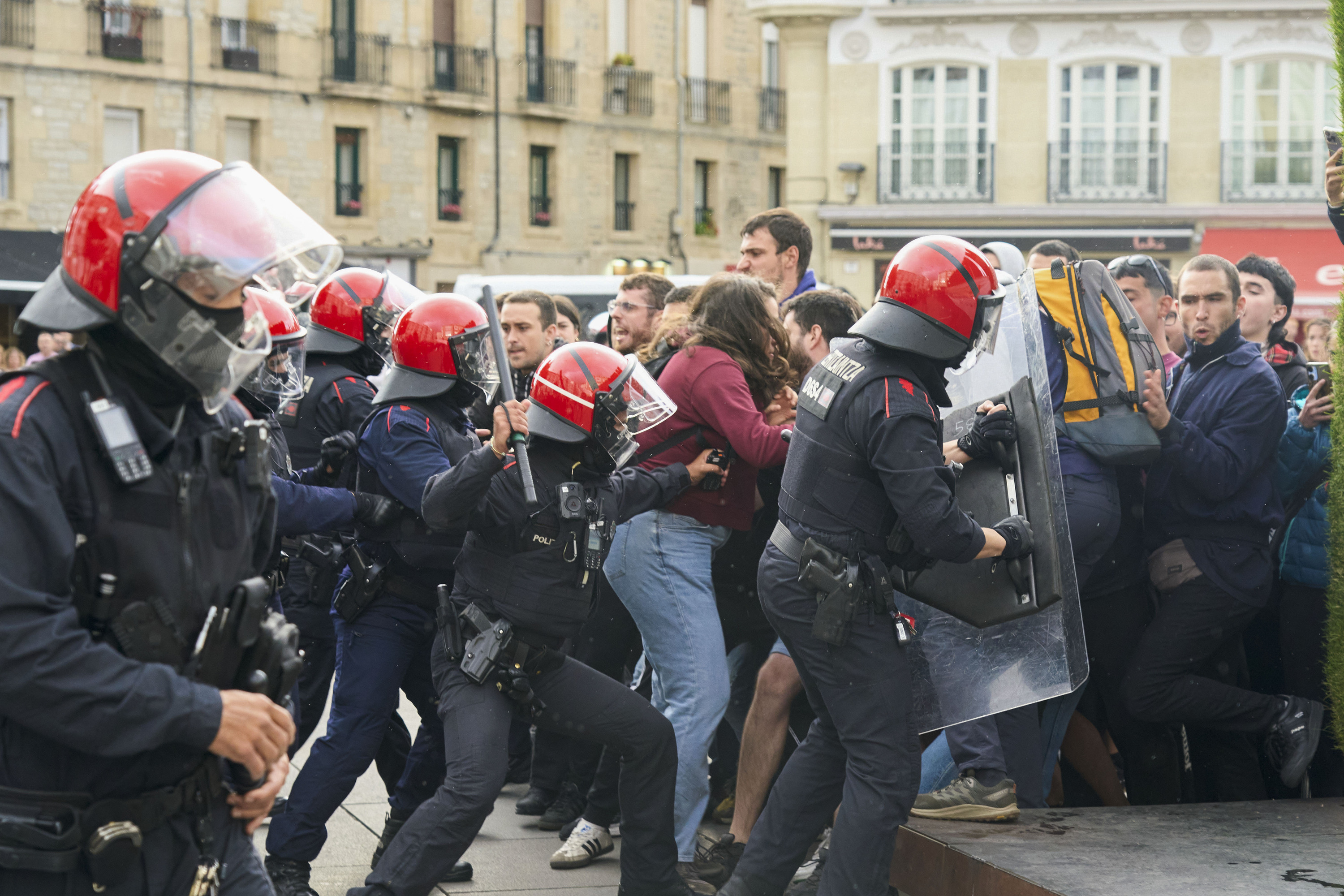 Ertzaintzaren oldarraldi bat aurtengo udan, Gasteizen. L. RICO / EFE
