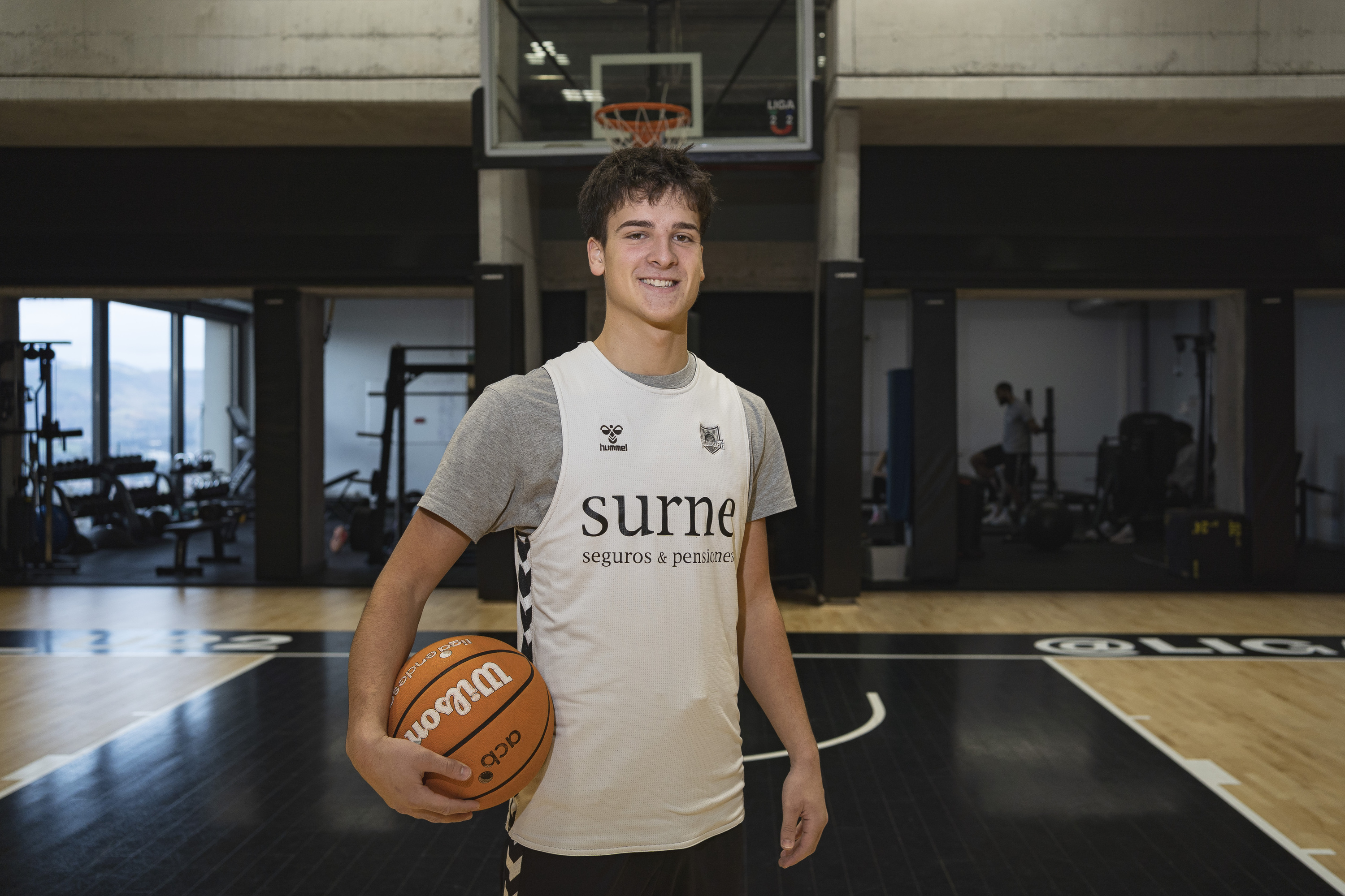 Bingen Errasti, Bilbo Basketeko jokalaria, Artxandako kiroldegian, baloia eskuetan duela. ARITZ LOIOLA / FOKU