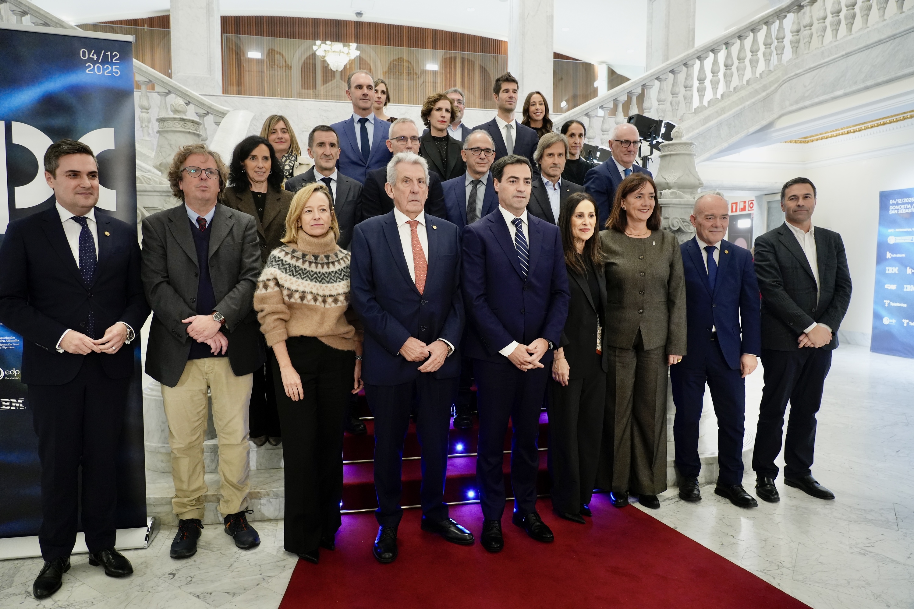 DIPCko eta erakundeetako ordezkariak, atzo, Donostia International Physics Center-ek bere 25 urteko ibilbidea ospatzeko ekitaldian, Donostian. ANDONI CANELLADA / FOKU