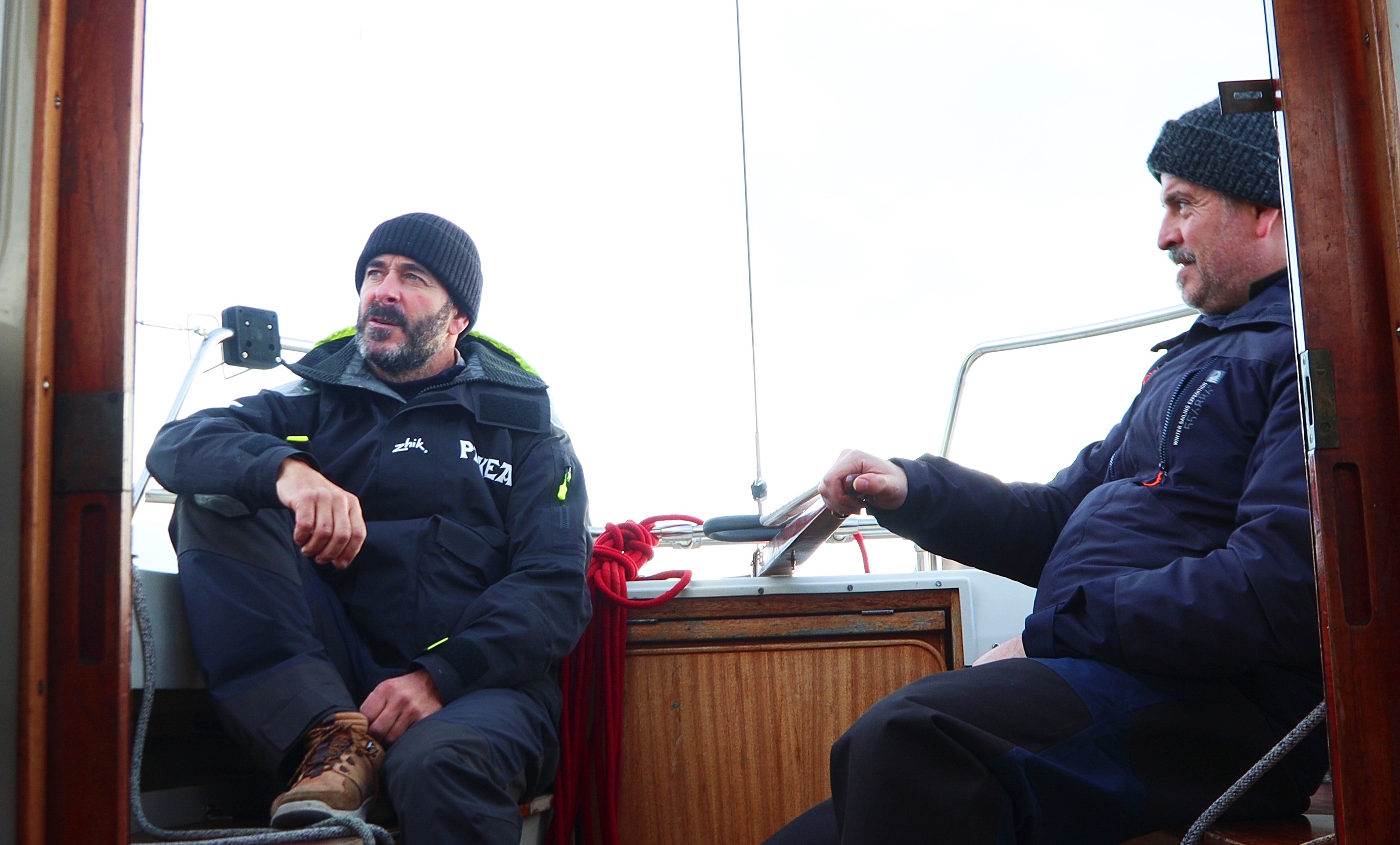 Unai Basurko nabigatzailea eta Mikel Urdangarin kantaria 'Itsasora' filmaren grabaketan. GORKA GOMEZ ANDREU