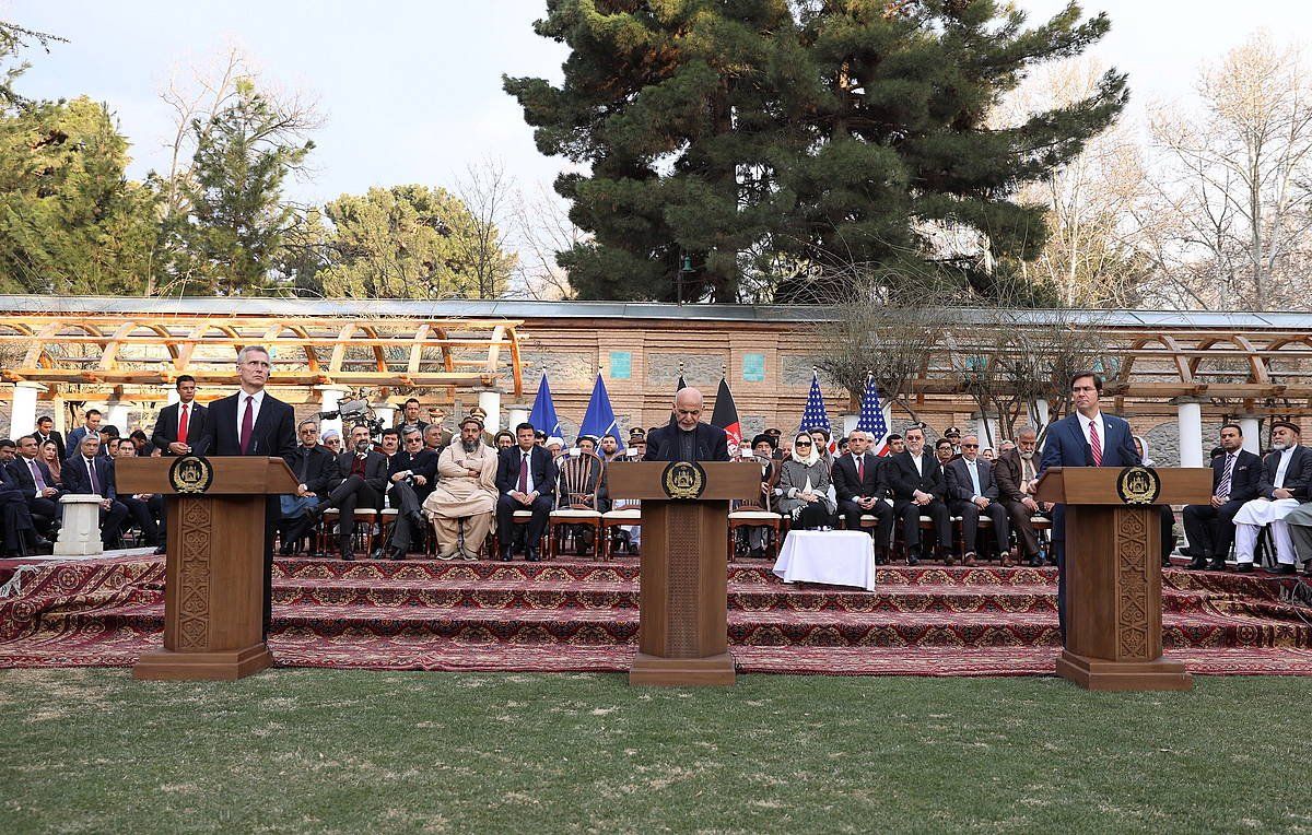 Jens Stoltenberg NATOko idazkari nagusia (ezkerrean),  Ashraf Ghani Afganistango presidentea (erdian) eta Mark Esper AEBetako Segurtasun idazkaria (eskuinean), bake akordioa aurkezteko prentsaurrekoan, gaur, Kabulen. HEDAYATULLAH AMID, EFE