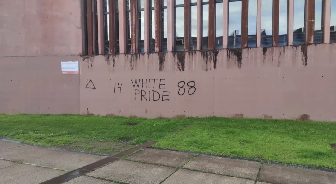 Durangoko azokan azaldutako pintaketa neonazietako batzuk. ERNAI