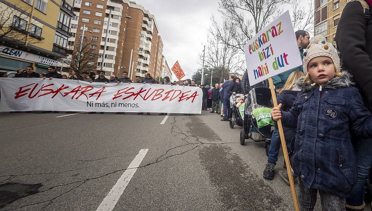 'Euskara eskubidea' lelopean milaka euskaltzalek protesta egin dute Iruñean, euskaraz ikasteko eskubidearen alde. JAIZKI FONTANEDA / FOKU