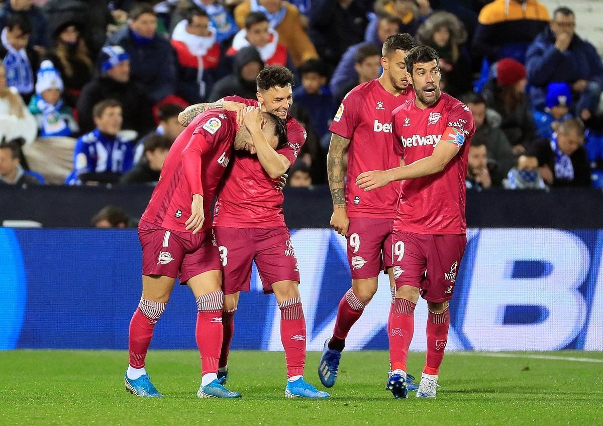 Alaveseko jokalariak Lucas Perezen gola ospatzen, gaur, Butarquen. FERNADO ALVARADO / EFE