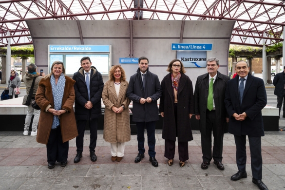 Eusko Jaurlaritzako, Bizkaiko Foru Aldundiko eta Bilboko Udaleko ordezkariak, gaur, Bilboko Errekalde plazan. BERRIA