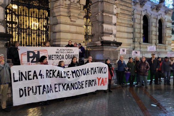 Laugarren linearen aldeko plataformakoen elkarretaratzea, bart, Bilboko Foru Jauregiaren parean.RAUL MENDEZ URIGOITIA