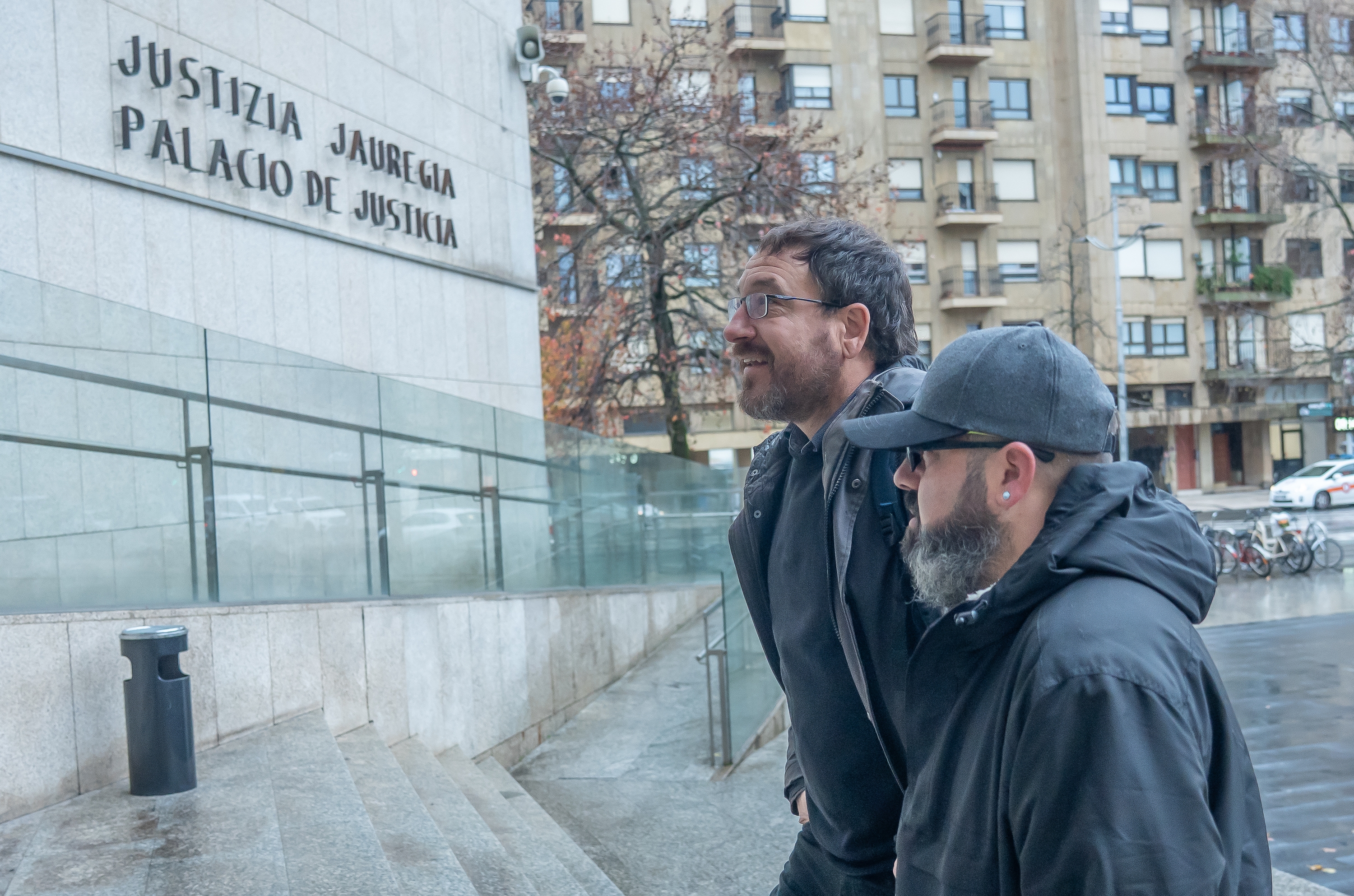 Iker Sarriegi abokatua eta Joseba Novoa gaur, Donostiako epaitegietara sartzen. ANDONI CANELLADA / FOKU
