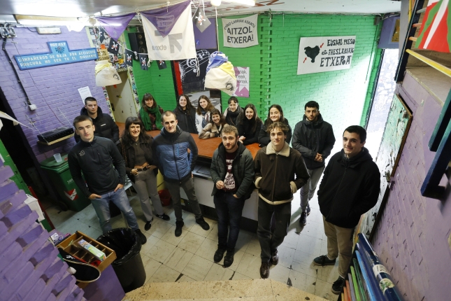 Oreretako gazte asanbladako eta Zizpa gaztetxeko kideak, Errenteriako gaztetxean. FOKU