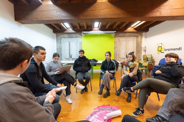Unax Igartua eta Atxabaltako gazte asanbladako kideak, asanblada batean. ENDIKA PORTILLO / FOKU