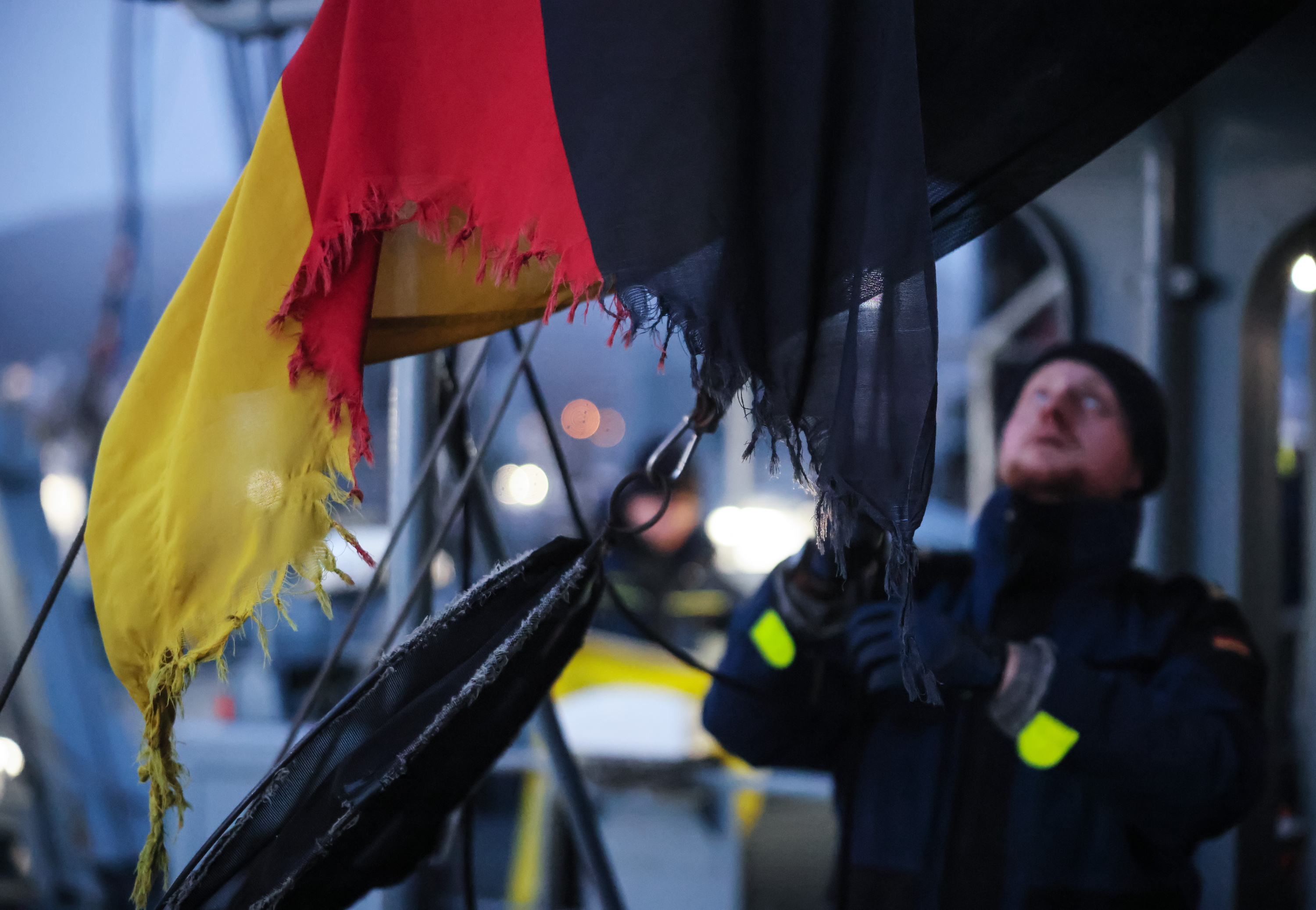 Alemaniako itsas armadako soldadu bat 'Donau' ontzian, urrian, Norvegian. HANNIBAL HANSCHKE / EFE