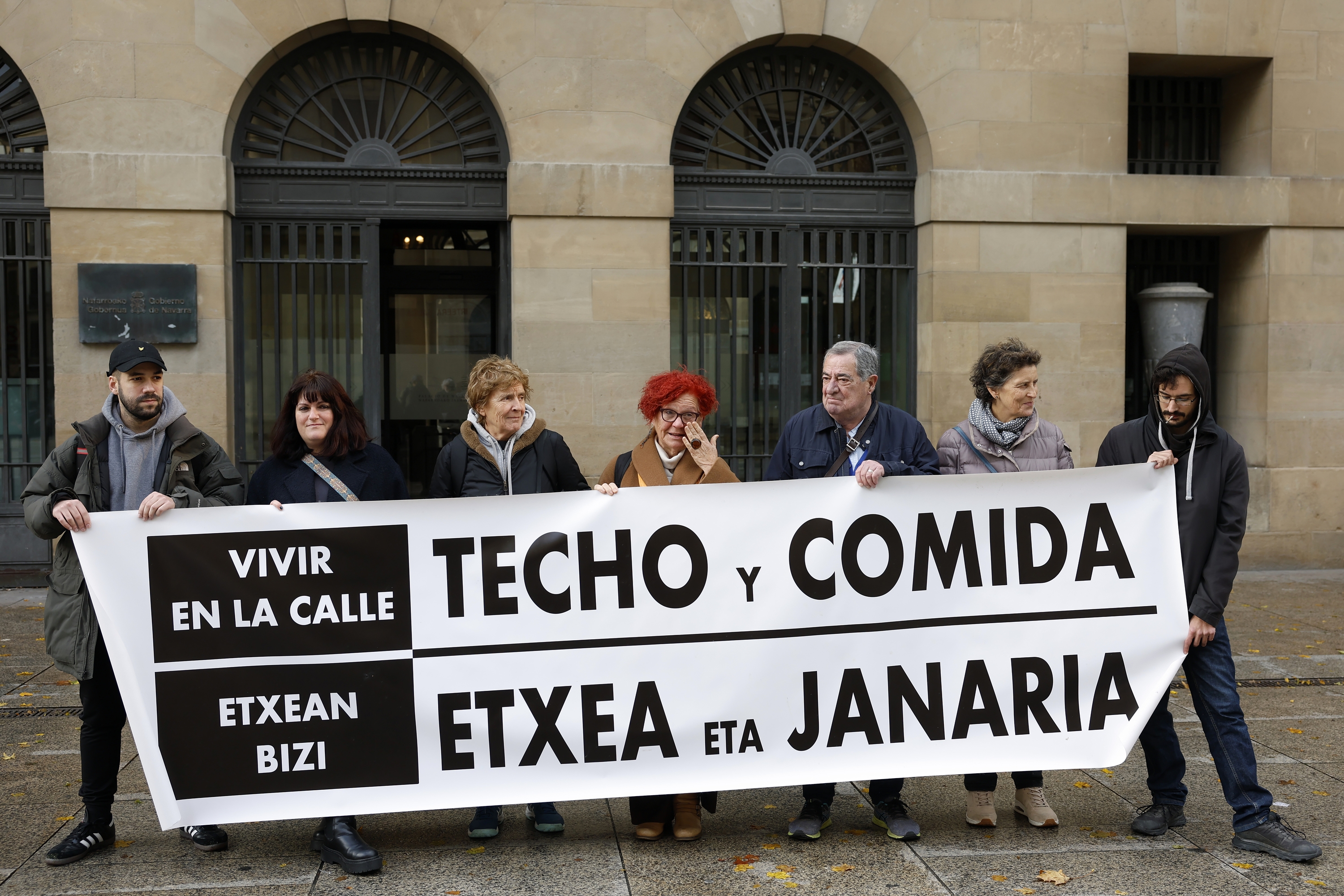 Nafarroako hainbat elkarteren agerraldia, Iruñean kalean ehunka lagun bizi direla salatzeko. JESUS DIGES / EFE