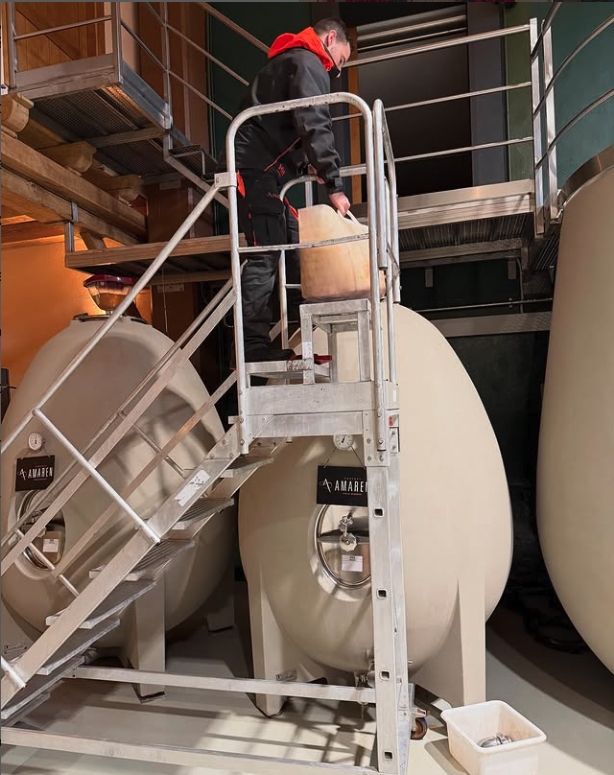 Amaren upategian, ardoa lantzen, hormigoizko ontzietan. AMAREN Amaren upategian, ardoa lantzen, hormigoizko ontzietan. AMAREN