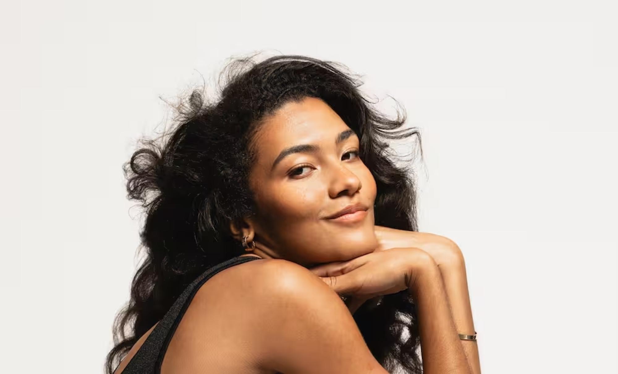 Olivia Dean abeslaria. LOLA MANSELL