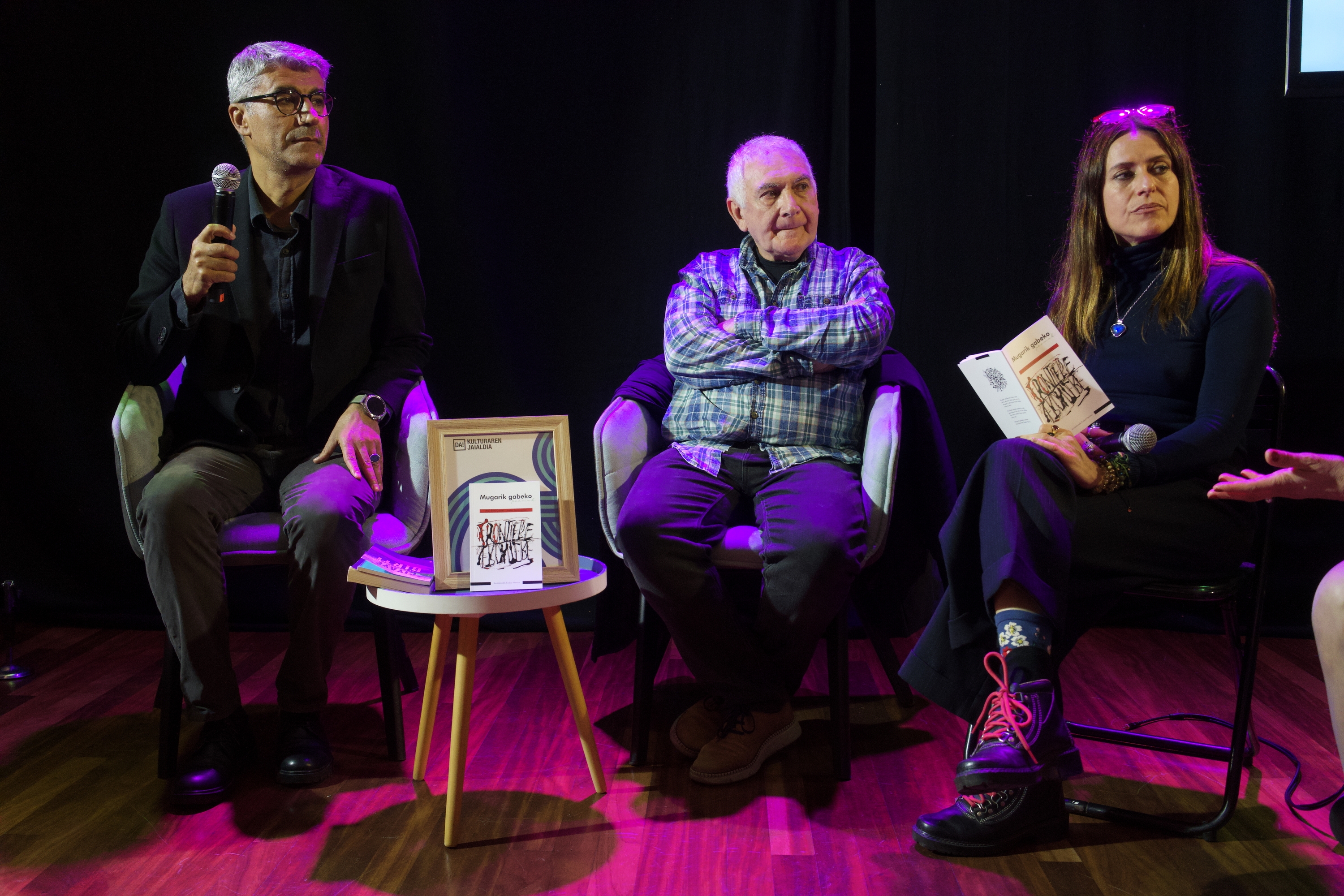 Ilhan Sami Çomak, Joseba Sarrionandia eta Itziar Ituño, atzo, Durangon. JON URBE / FOKU
