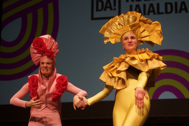 Jessica Dindon munduko presidentea eta bere laguntzailea, atzo. JON URBE / FOKU Jessica Dindon munduko presidentea eta bere laguntzailea, atzo. JON URBE / FOKU