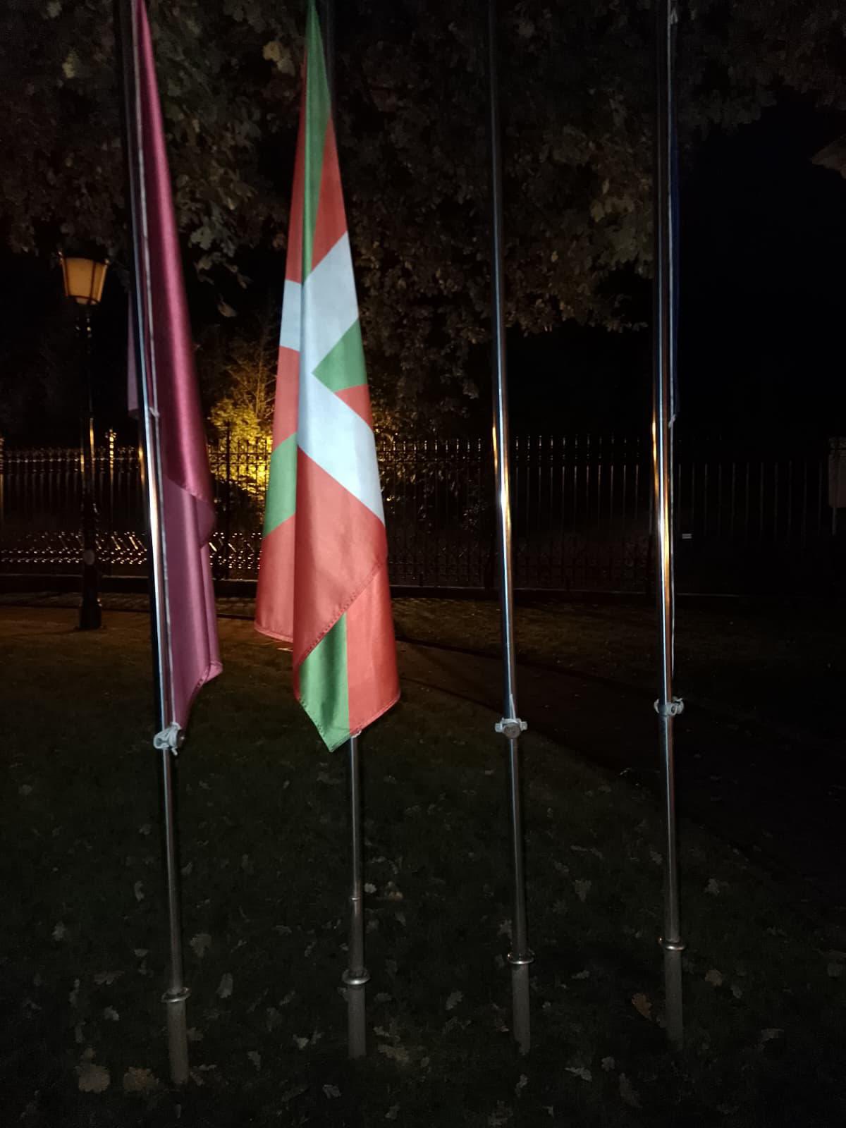 Espainiako bandera Gernikako Batzar Etxetik kenduta, gaur. BIZKAIKO BATZAR NAGUSIAK