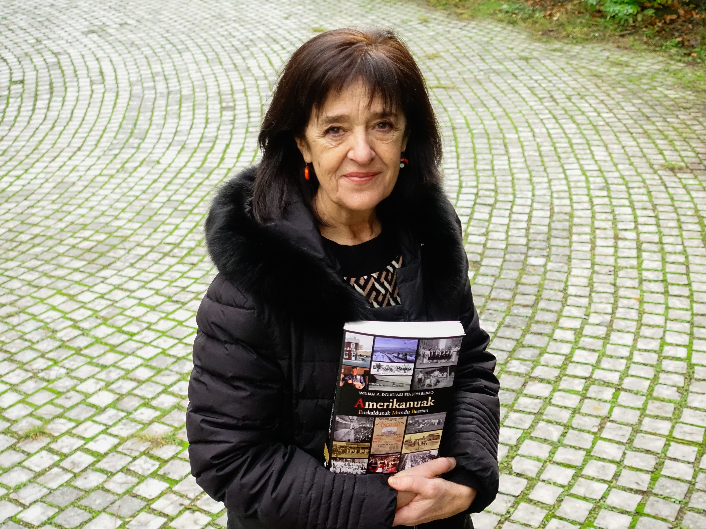 Asun Garikano, 'Amerikanuak'  liburua eskuetan duela. JONE IRAZU GARIKANO