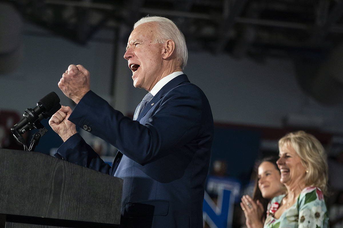 Joe Biden, garaipena ospatzen, Hego Carolinako Columbia hiriburuan. JIM LO SCALZO / EFE