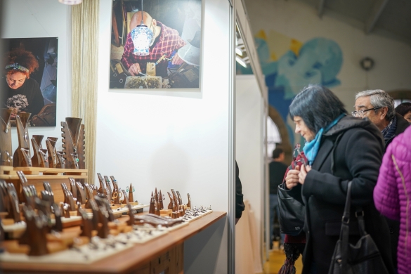 Bisitari bat, bitxiei begira. ENDIKA PORTILLO / FOKU Bisitari bat, bitxiei begira. ENDIKA PORTILLO / FOKU