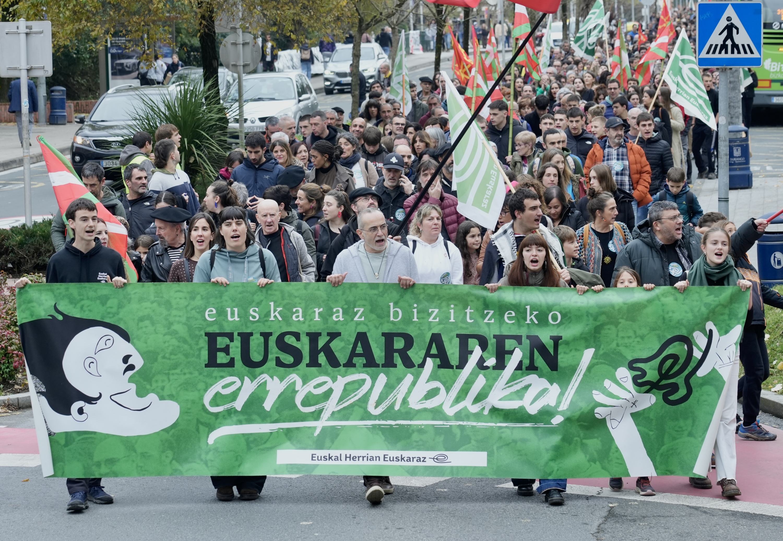 Ehunka lagun batu ditu EHEren manifestazioak Durangon. ANDONI CANELLADA / FOKU