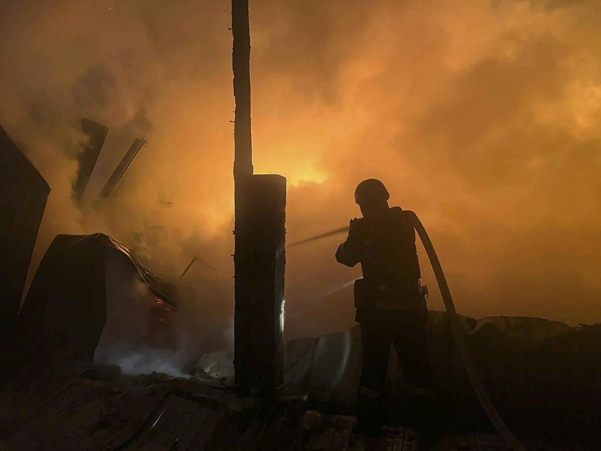 Ukrainako suhiltzaile bat, bart, Dnipropetrovsken. EFE