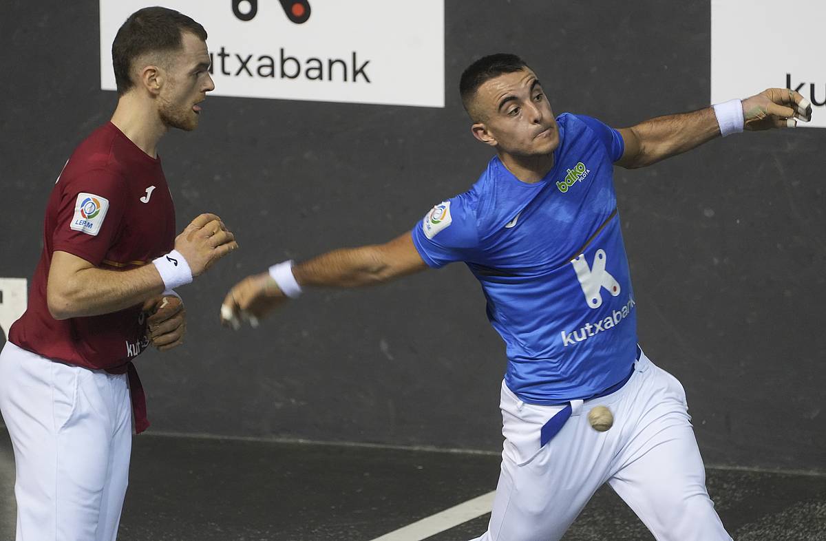Larrazabal pilota jotzen, gaur, Donostian. JAGOBA MANTEROLA / FOKU